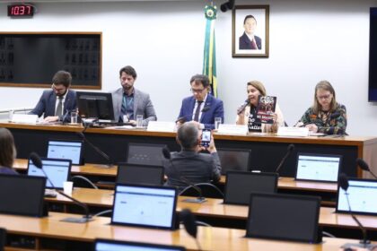 Violência contra jornalistas recua, mas contexto ainda é preocupante, alerta entidade