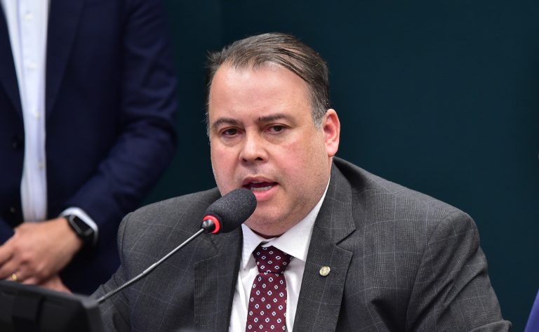 Comissão aprova proibição de aplicativos de IA que “tiram a roupa” de pessoas