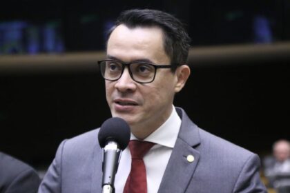 Comissão aprova uso de cordão de fita com desenho de tulipa para identificação de pessoas com Doença de Parkinson