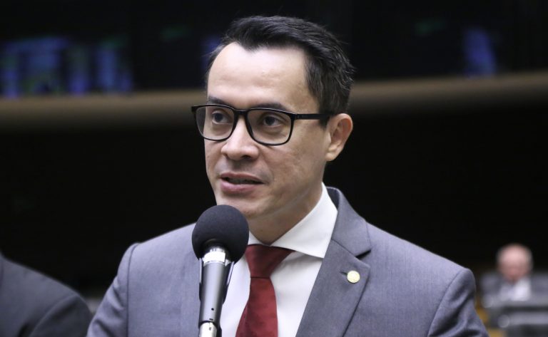 Comissão aprova uso de cordão de fita com desenho de tulipa para identificação de pessoas com Doença de Parkinson