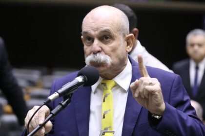 Comissão aprova projeto que obriga presídio a instalar bloqueador de celular