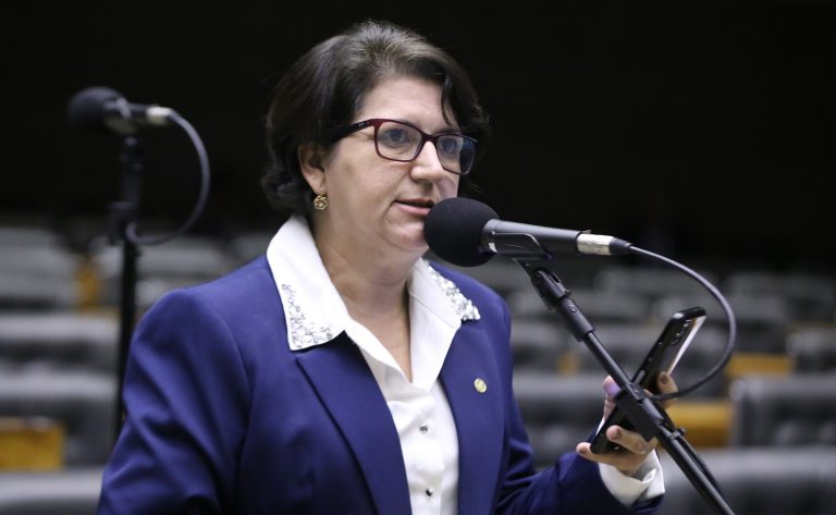 Deputados da base governista defendem Marina Silva após ofensas sofridas pela ministra no Senado