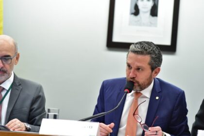 Relator defende que a Câmara decida sobre possível proibição de tarifa por tráfego de dados