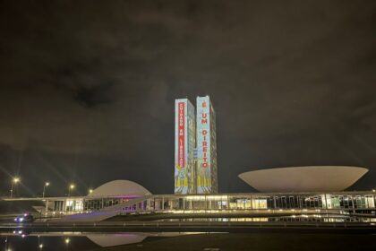 Projeção de frases e imagens na fachada do Congresso põe em foco a luta antimanicomial