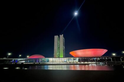 Congresso é iluminado de vermelho pelo Dia Mundial do Doador de Sangue