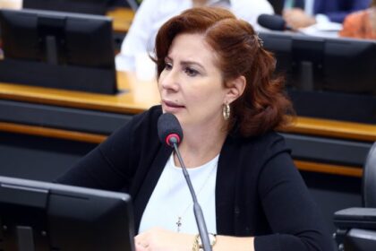 Oposição critica ordem de prisão de Carla Zambelli; PT pede a cassação do mandato da deputada