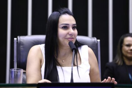 Projeto obriga plataformas digitais a alertar sobre riscos de vício em conteúdo adulto