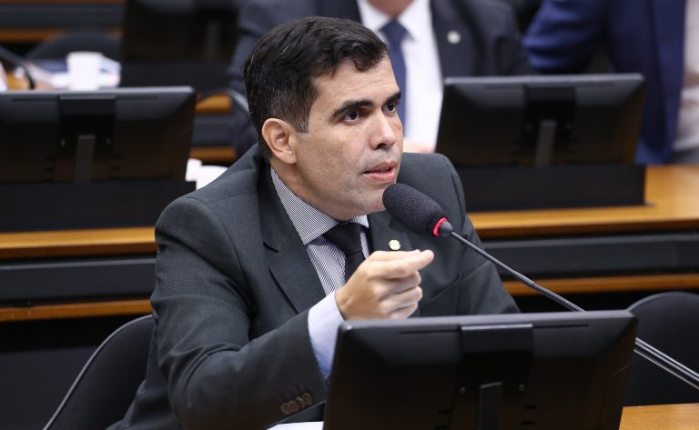 Comissão aprova ampliação da divulgação de telefone para receber denúncia de violência contra mulher