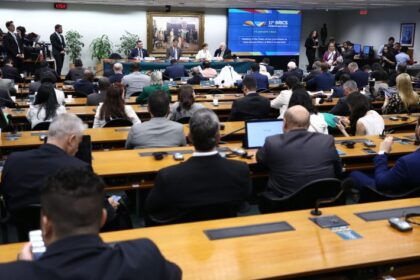 Parlamentares do BRICS pedem maior cooperação e comércio intrabloco frente a desafios globais