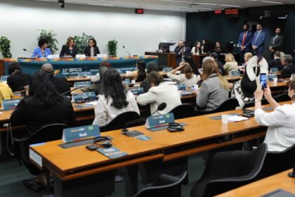Mulheres parlamentares do BRICS temem que IA reforce desigualdades entre os gêneros