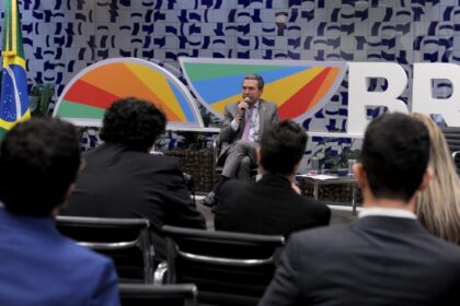 Fausto Pinato defende pragmatismo e soberania nacional em Fórum do BRICS