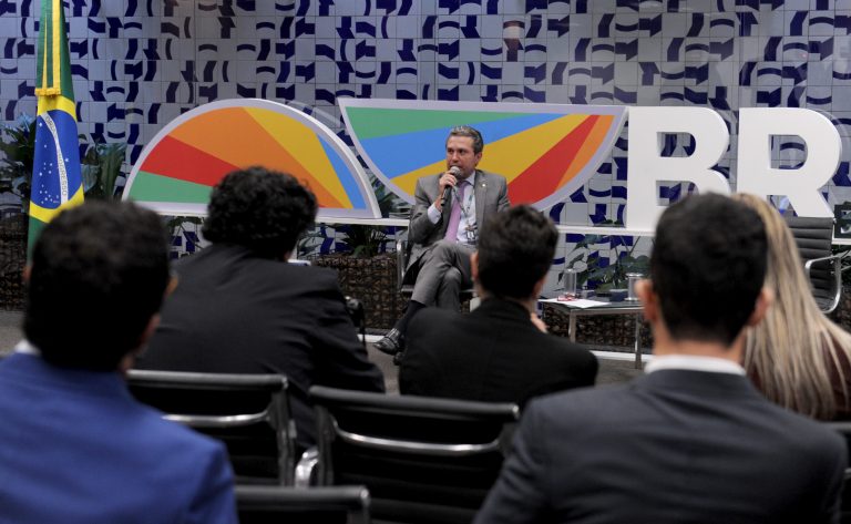 Fausto Pinato defende pragmatismo e soberania nacional em Fórum do BRICS