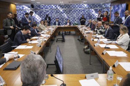 Oposição quer derrubar novo decreto sobre IOF; governo busca entendimento
