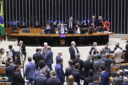 Câmara aprova pedido de urgência para projeto que suspende aumento do IOF