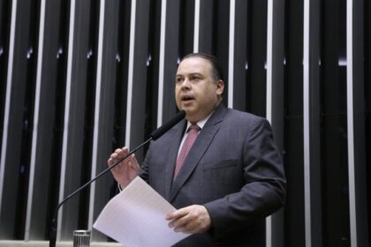 Comissão aprova projeto que obriga plataformas digitais a alertar sobre vício em pornografia