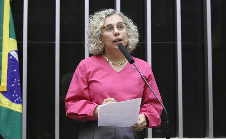 Comissão aprova projeto que proíbe qualquer caso de casamento antes dos 16 anos