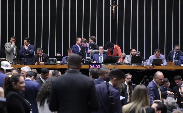 Câmara aprova em 2º turno PEC que altera regras para pagamento de precatórios
