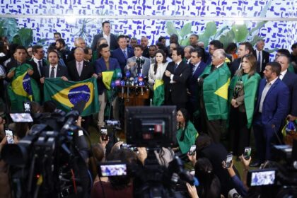 Oposição anuncia que votação do projeto da anistia será prioridade no segundo semestre