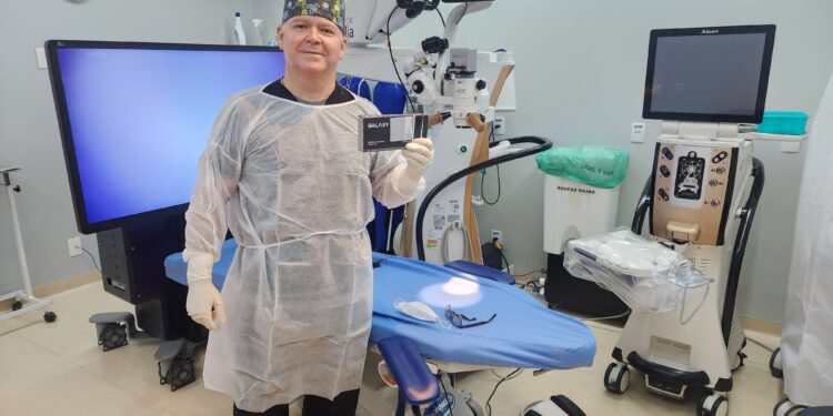 Primeira cirurgia com lente GALAXY no Brasil é realizada em Manaus