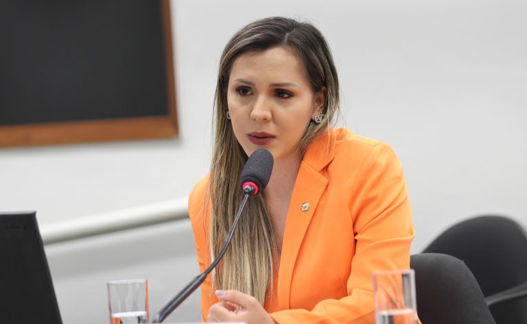 Comissão aprova proposta para prever credencial digital de vaga para deficiente