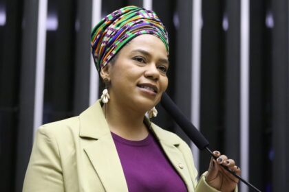 Deputada defende votação de propostas para proteger crianças e adolescentes na internet; ouça a entrevista