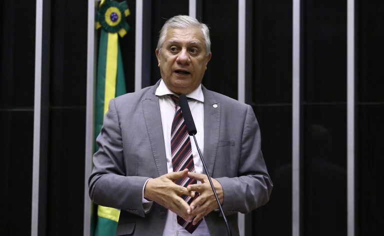 Comissão aprova repasse de royalties do petróleo a municípios vizinhos à exploração