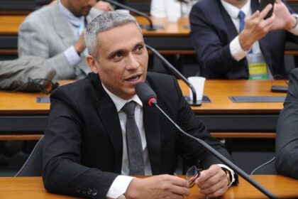 Comissão aprova projeto que prevê proteção a críticas e veta censura a manifestações artísticas