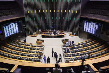 Deputados da oposição ocupam a Mesa do Plenário da Câmara